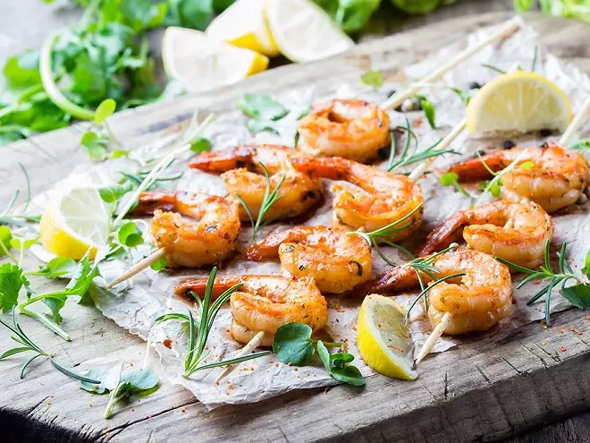 Brochette de crevettes marinées