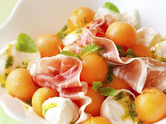 Salade de melon, mozzarella et jambon cru
