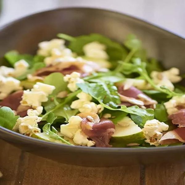 Méli-mélo de salade, magret de canard fumé, pop corn et pomme